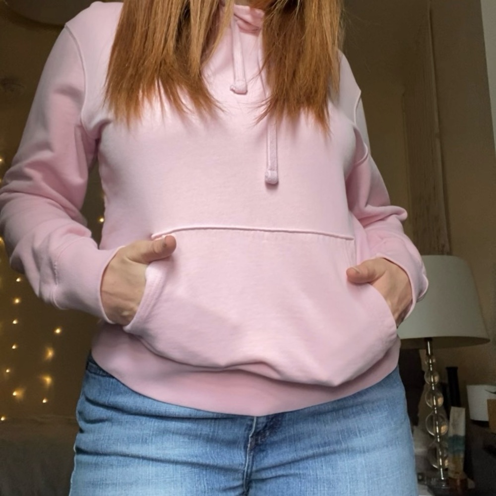 Light pink American Eagle Hoodie, size medium in great condition